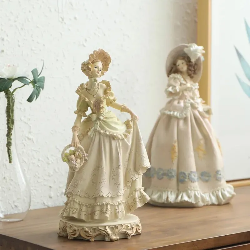 European Victorian Girl Beauty - Nutcracker Figurine avaliação e preço